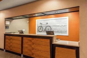 een kantoor met een fiets aan de muur bij Hampton Inn Clinton in Clinton