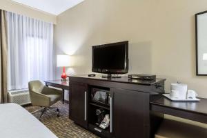 een hotelkamer met een bed en een televisie bij Hampton Inn Jackson Pearl Intrntl Airport in Pearl