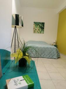 Un dormitorio con una cama y una mesa de cristal con un libro. en Colori del Belice appartamento, en Santa Ninfa