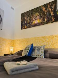 Schlafzimmer mit einem Bett mit Wandgemälde in der Unterkunft Casa Ponturo in Taormina