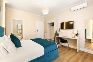 una camera d'albergo con letto e scrivania di AlbaDea Deluxe a Roma