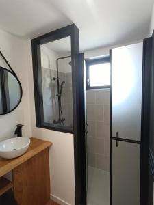 Neung-sur-BeuvronにあるA l'Ombre des Bois, Chambre Quadruple Confortのバスルーム(シャワー、シンク、鏡付)
