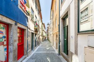 um beco numa cidade velha com edifícios em Sé Apartamentos - Casa da Sé em Braga