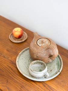 una tetera y una manzana en una mesa en Maison Gamboia, chambres et table d'hôtes au calme avec jardin, en Hasparren