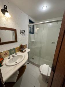蒂拉登特斯A Casa Vermelha Hospedaria的带水槽和淋浴的浴室