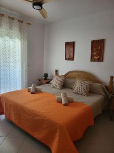 エル・カンページョにあるJardin del Mar Playa Muchavista - El Campello - Alicanteのベッドルーム1室(大型ベッド1台、オレンジの毛布付)