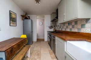 Кухня или кухненски бокс в ALTIDO Cosy flat in Elephant and Castle, private garden and pets allowed