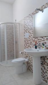 La salle de bains est pourvue d'une douche, de toilettes et d'un lavabo. dans l'établissement Colori del Belice appartamento, à Santa Ninfa
