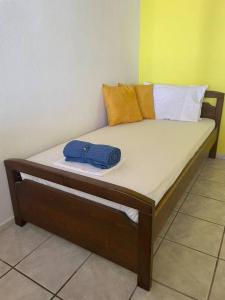 Ένα ή περισσότερα κρεβάτια σε δωμάτιο στο Yellow Beach House