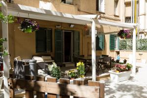 Restaurant o un lloc per menjar a Vacanze Romane con giardino