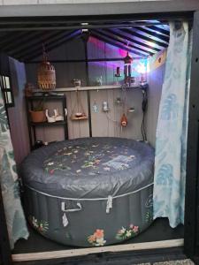 ein kleines Zimmer mit einem Bett darin in der Unterkunft LA CAZAKANEL in Petite Île