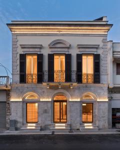 um edifício branco com portas e janelas cor-de-laranja em Casa Massima Suites & SPA em Casamassima