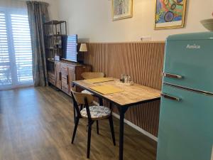 cocina con mesa y nevera en Štýlový apartmán A409 v centre NR, parkovanie v cene, en Nitra
