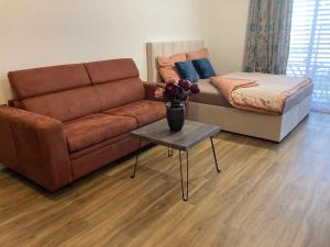 sala de estar con sofá y mesa en Štýlový apartmán A409 v centre NR, parkovanie v cene, en Nitra