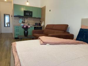 Η κουζίνα ή μικρή κουζίνα στο Štýlový apartmán A409 v centre NR, parkovanie v cene