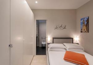 Tempat tidur dalam kamar di Aurora 20 a Boccadasse by Wonderful Italy
