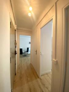 un corridoio con porta e una stanza con tavolo di Appartement Antibes a Antibes