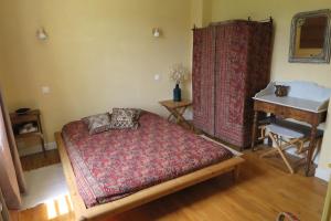 - une chambre avec un lit, une table et un lavabo dans l'établissement No.5, à Saint-Girons