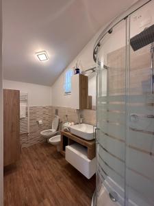 a bathroom with two toilets and a glass shower at B&B La Fortezza in Comacchio
