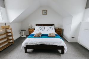 um quarto com uma cama com duas toalhas em OAKERTHORPE COTTAGE - Countryside Cottage near the Peaks District National Park em Wirksworth