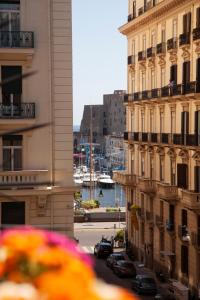 vistas a una calle con edificios y un puerto en Sea Glimpse Studio - Santa Lucia, en Nápoles