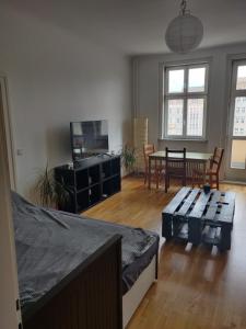 TV a/nebo společenská místnost v ubytování Zwei Charmante Privatzimmer mit Wohnbereich in zentraler Berliner Wohnung