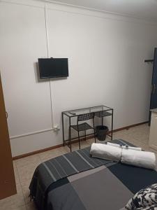 een kamer met een bed, een tafel en een televisie bij Novas Direcões, LDA - NOVA GERÊNCIA 2021 in Melgaço