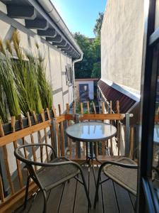 eine Terrasse mit 2 Stühlen und einem Tisch auf dem Balkon in der Unterkunft Hotel b&b altes hinterhäusel in Freiberg