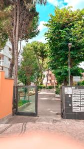 eine Glastür auf einer Straße mit Bäumen in der Unterkunft Appartamento Central Park - Affitti Brevi Italia in Rimini
