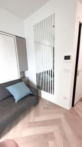 ein Wohnzimmer mit einem Sofa und einer Treppe in der Unterkunft Appartamento Central Park - Affitti Brevi Italia in Rimini