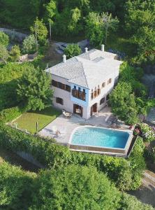 - une vue aérienne sur une maison avec une piscine dans l'établissement ARKPelion, à Tsagkarada