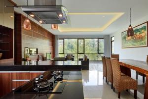 Cempaka 4 Villa 6 bedroom with a private pool في باندونغ: مطبخ مع موقد و كونتر توب
