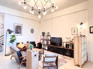 TV a/nebo společenská místnost v ubytování Brother Homestay
