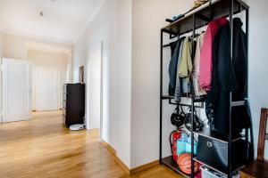 - un dressing avec un organisateur noir dans l'établissement Zwei Charmante Privatzimmer mit Wohnbereich in zentraler Berliner Wohnung, à Berlin