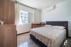 Ένα ή περισσότερα κρεβάτια σε δωμάτιο στο Casa com 03 dormitórios climatizados com berço