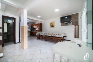 Η κουζίνα ή μικρή κουζίνα στο Casa com 03 dormitórios climatizados com berço