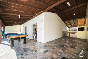 Τραπέζι μπιλιάρδου στο Casa com 03 dormitórios climatizados com berço