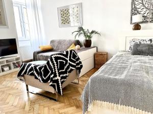 - une chambre avec un lit et une chaise dans l'établissement Cozy city Apartment close to metro - Self Check-in, à Vienne