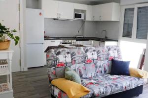 uma sala de estar com um sofá na cozinha em Apartamento Céntrico Casa Calana em San Fernando