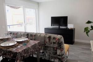 a living room with a couch and a table at Apartamento Céntrico Casa Calana in San Fernando