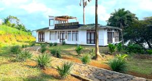 une maison blanche avec un palmier en face dans l'établissement Infinity-house with direct access to the beach, à SantʼAna