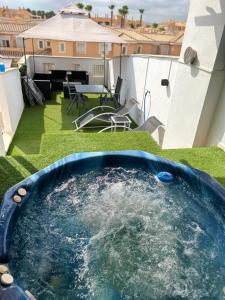 basen w ogrodzie ze stołem w obiekcie luxury homes penthouse con jacuzzi vera, garrucha,mojacar w mieście Vera