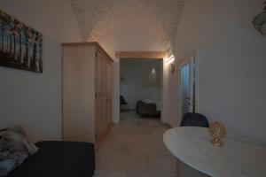 une pièce avec un couloir avec un canapé et une table dans l'établissement Taratà BeB, à Ostuni