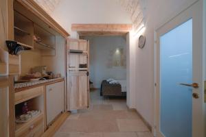 une cuisine avec un couloir menant à une pièce dans l'établissement Taratà BeB, à Ostuni 5 autres photos