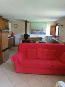a red couch in the middle of a kitchen at Casa di Giò in Pettenasco