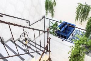 zestaw schodów z niebieskim krzesłem i roślinami w obiekcie BLISS BOUTIQUE HOTEL BOGOTA w mieście Bogota