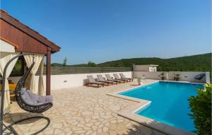Bazén v ubytovaní Three-Bedroom Holiday Home In Brstanovo alebo v jeho blízkosti