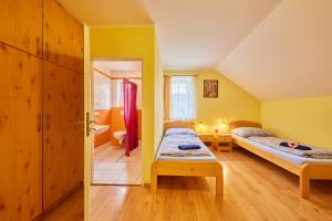 ヤンスケー・ラーズニェにあるApartmány Evaのベッド2台とバスルームが備わる小さな客室です。