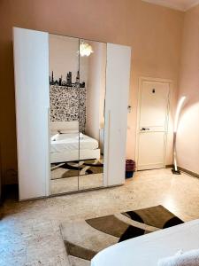羅馬的住宿－Sina Rent Room，一张大镜子,位于一个配有床的房间