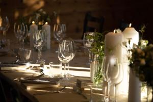 uma mesa com copos de vinho e velas em Hotel Aak em Åndalsnes